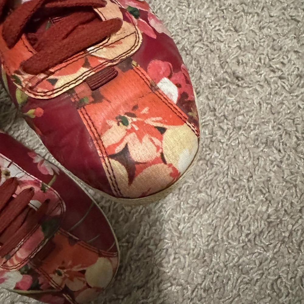 Gucci Women's Floral Red Sneakers - Picture 6 of 9